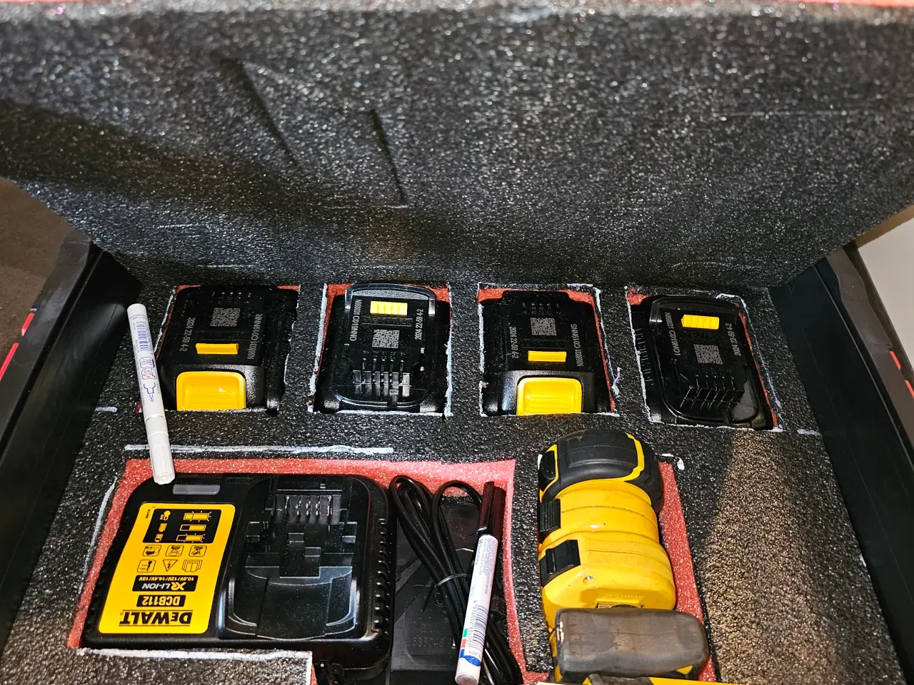 Billede 4 - DEWALT 4 AMPERE BATTERI OG LADER