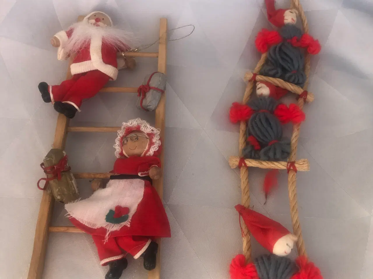 Billede 12 - 2 ældre julestiger med nisser til ophæng