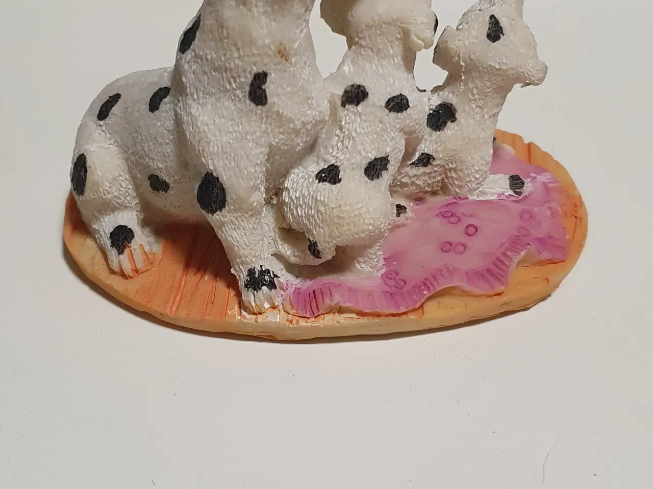 Billede 2 - Figur - 3 hunde på lyserødt tæppe