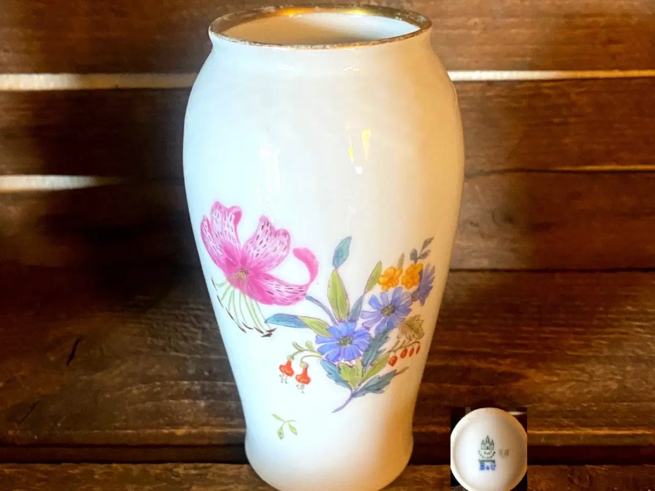 Billede 1 - * Flot vase med blomster og guldstaffelering - fra