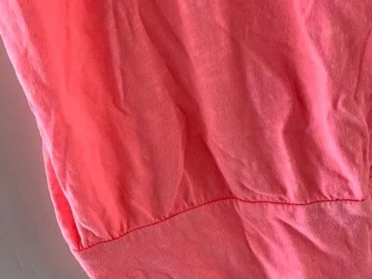Billede 3 - Flot t-shirt bluse fra Logg by H&M