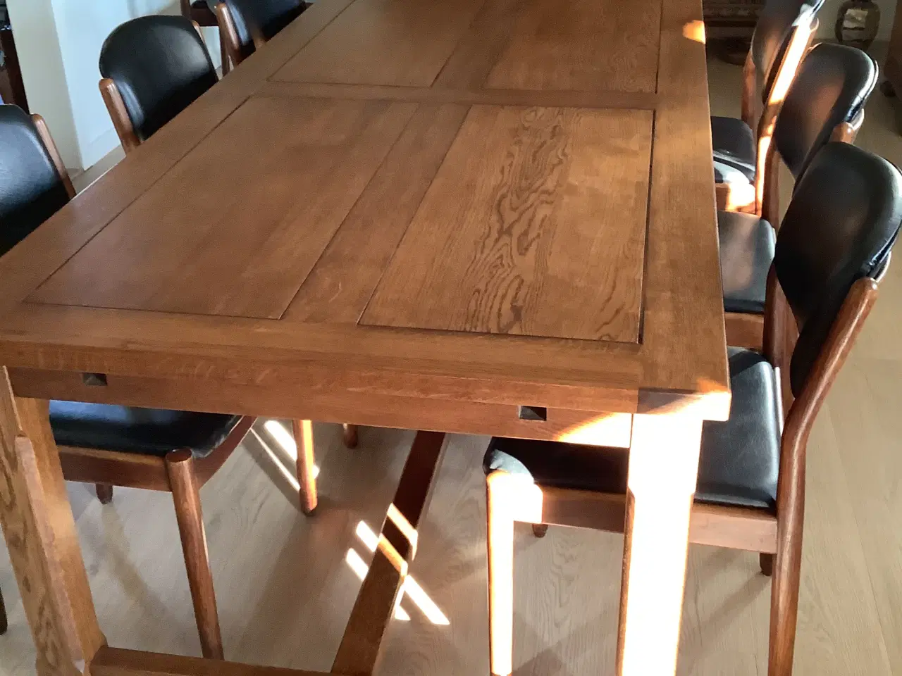 Billede 1 - Massiv spisebord med tillægsplader