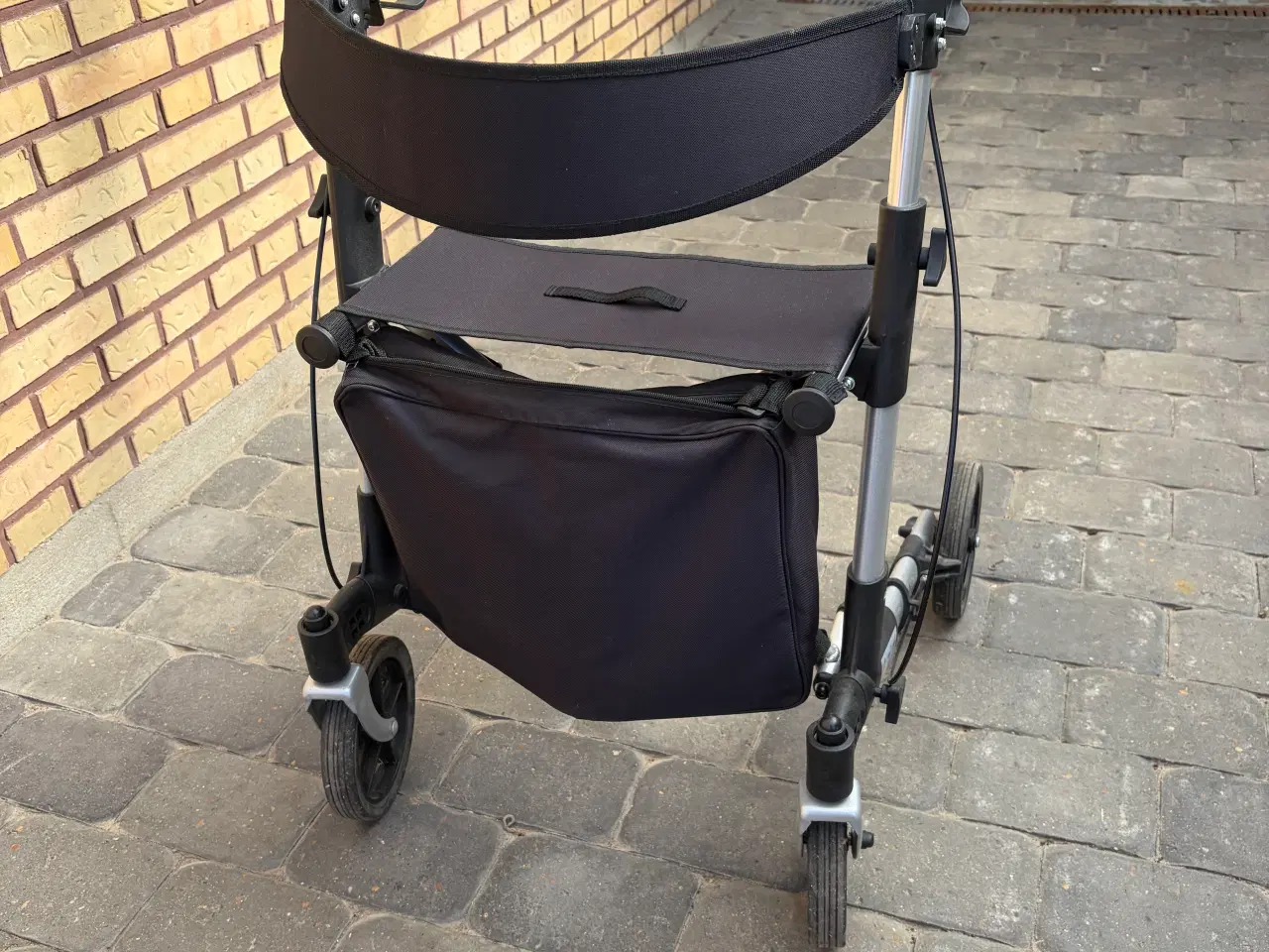 Billede 1 - Napoli rollator – letvægtsmodel med sæde og rygstø