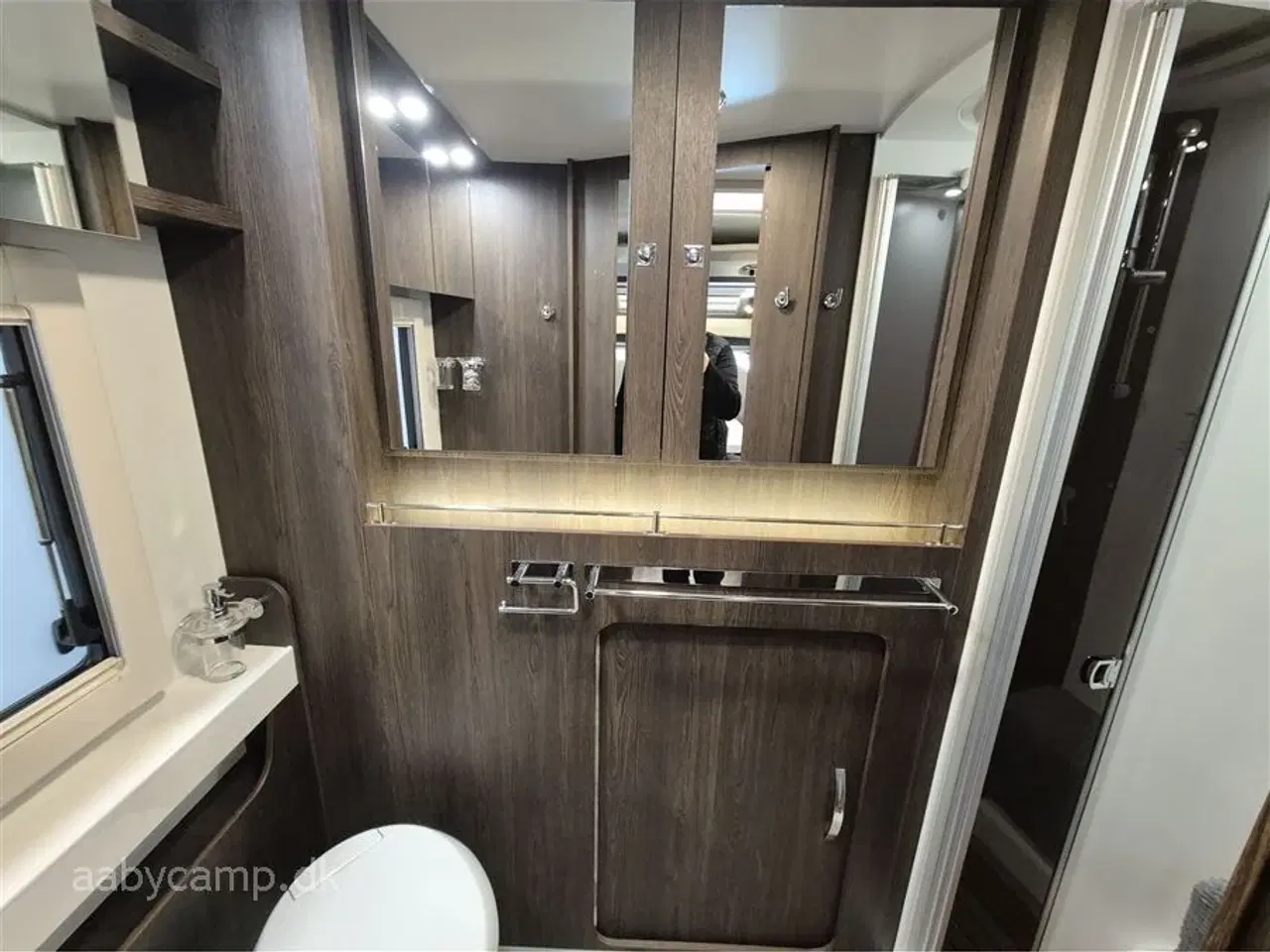 Billede 16 - 2020 - Benimar Tessoro 487   Nk pakke. Automatgear. Solcelle. 2x batteri. 2000W Inverter. elektriske støtteben.  Thetford ovn. sommer/vinterhjul. fuld service.  Kun 40,000 Km!!!