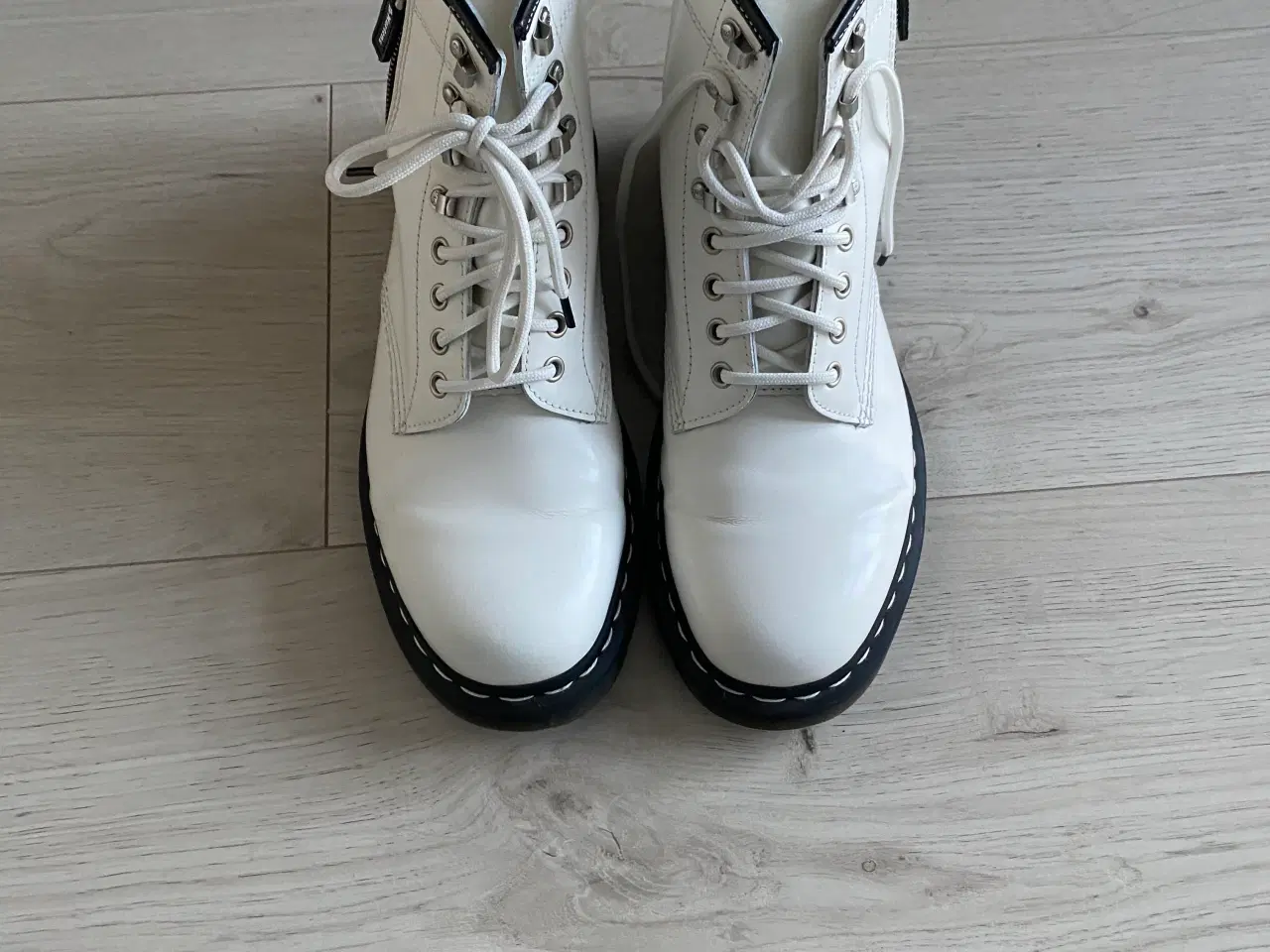 Billede 2 - Hvid herre støvle fra dr. Martens