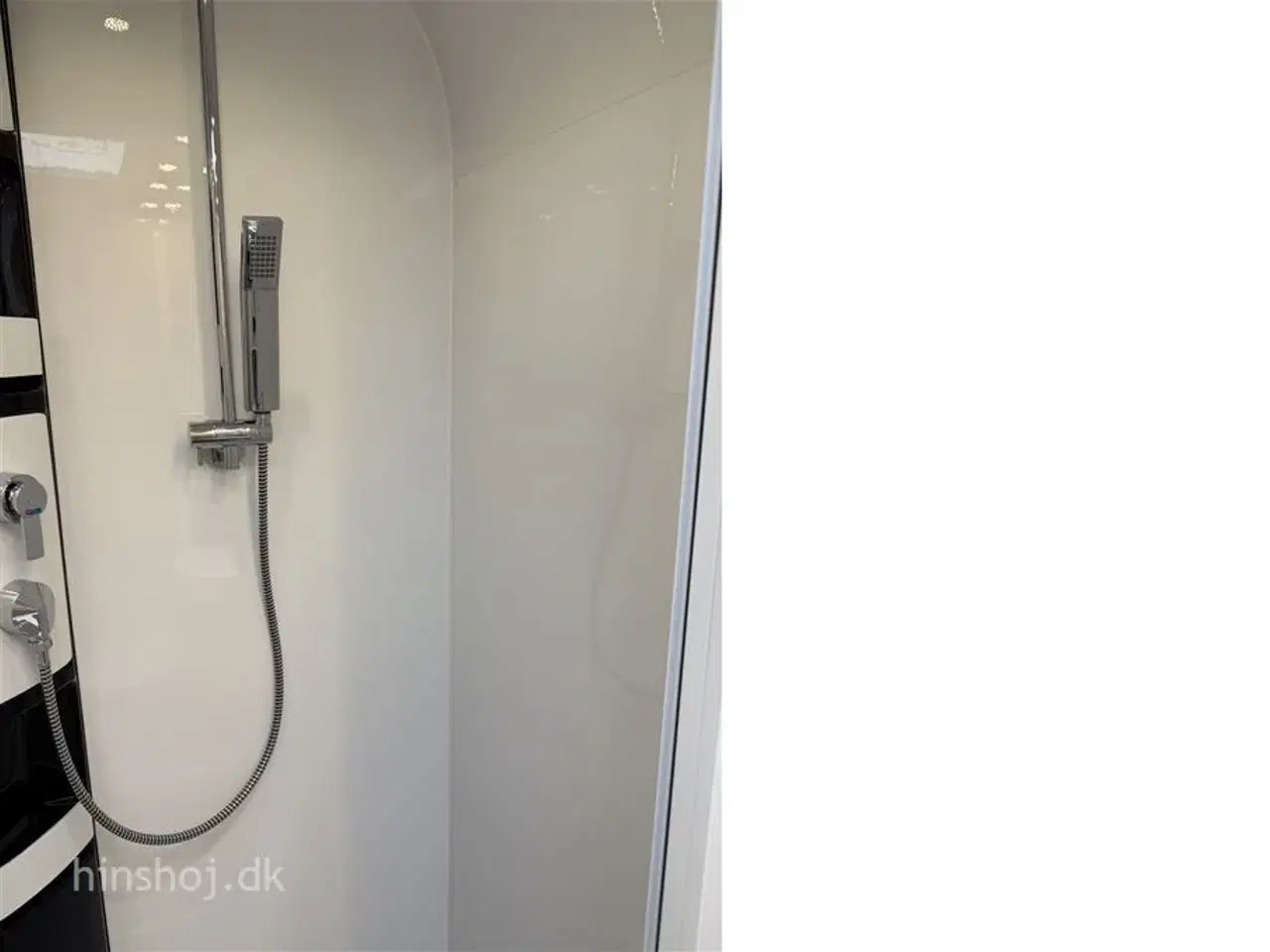 Billede 23 - 2026 - Hobby Maxia T 740 WE Aut.   Lækker Autocamper med lave enkelsenge og stort toiletrum med særskilt brusekabine fra Hinshøj Caravan.
