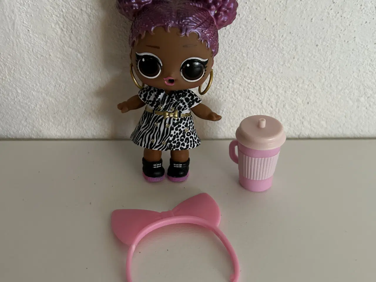 Billede 1 - L.O.L dukke med tilbehør