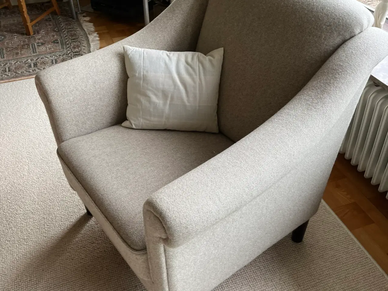 Billede 3 - En velholdt sofagruppe i lyst uldstof