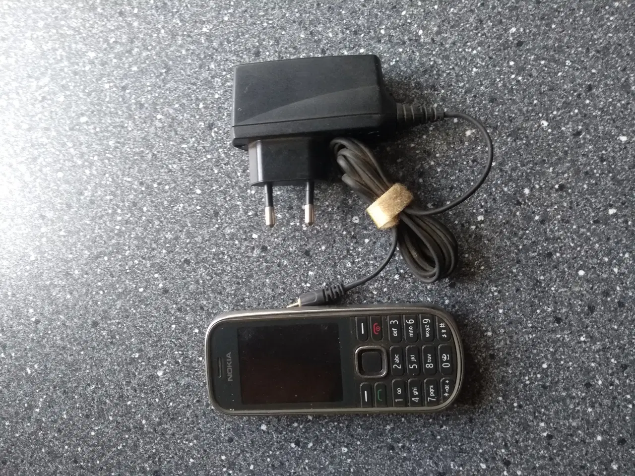 Billede 4 - Nokia 3720 classic med oplader.