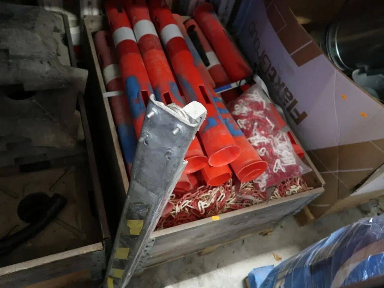 Billede 5 - 2 stk. paller med afspærringsstolper