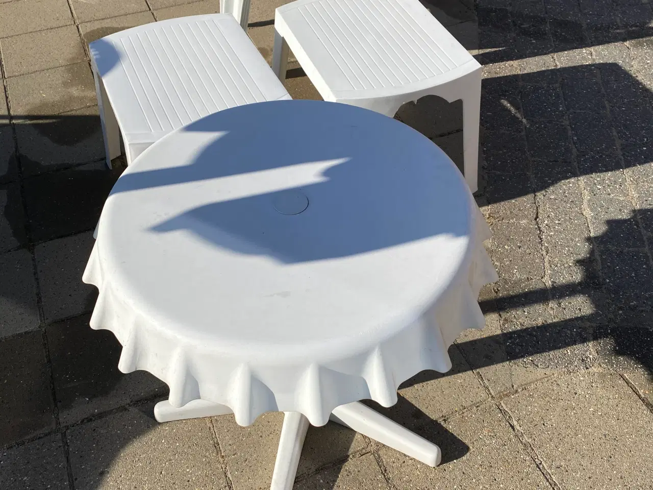 Billede 2 - Have møbler  3 borde 4 stole 