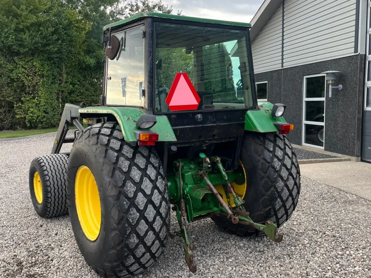 Billede 10 - John Deere 1640 Med græsdæk og frontlæsser