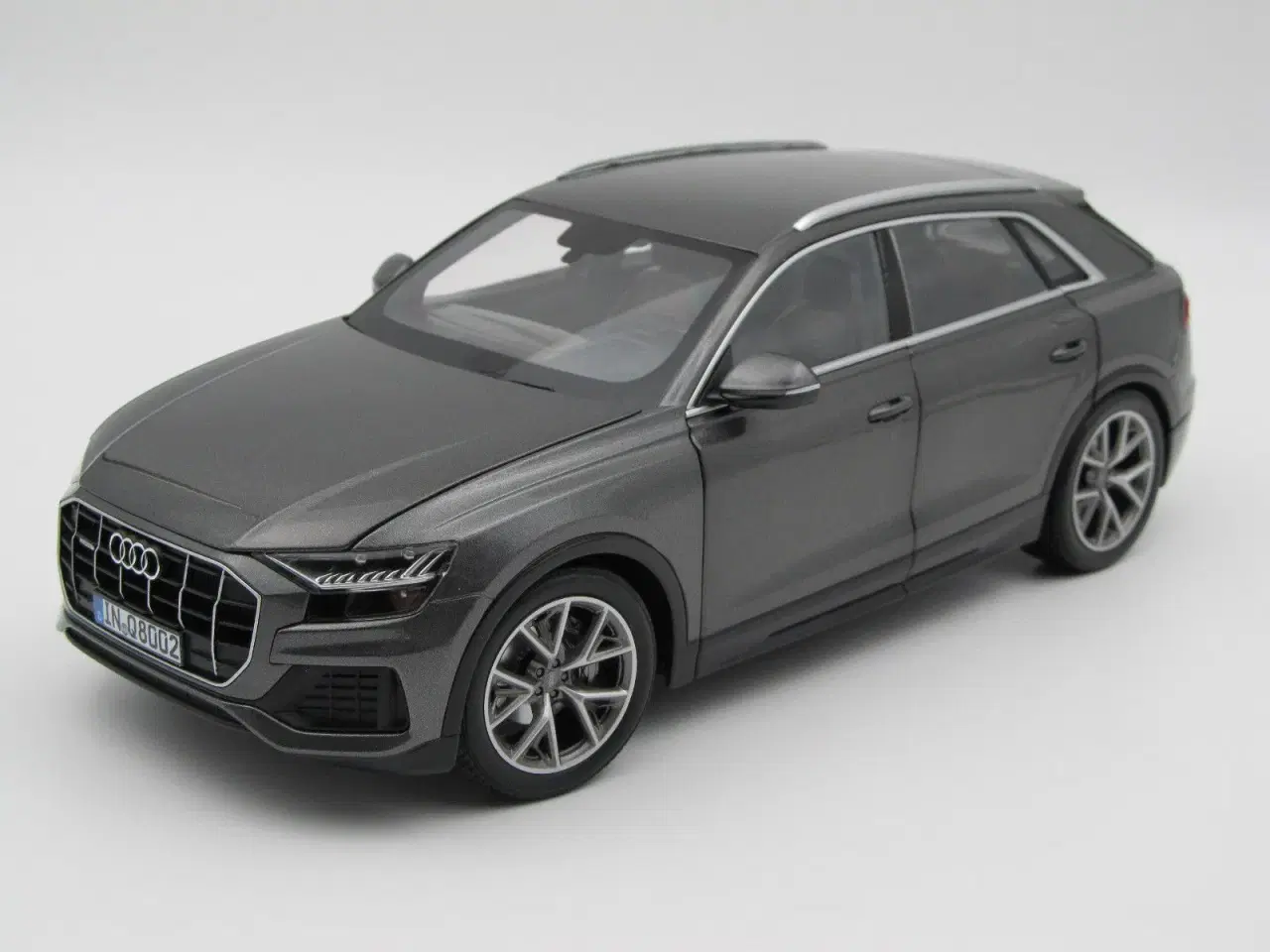 Billede 1 - 2018 Audi Q8 1:18  AUDI dealer Edition 