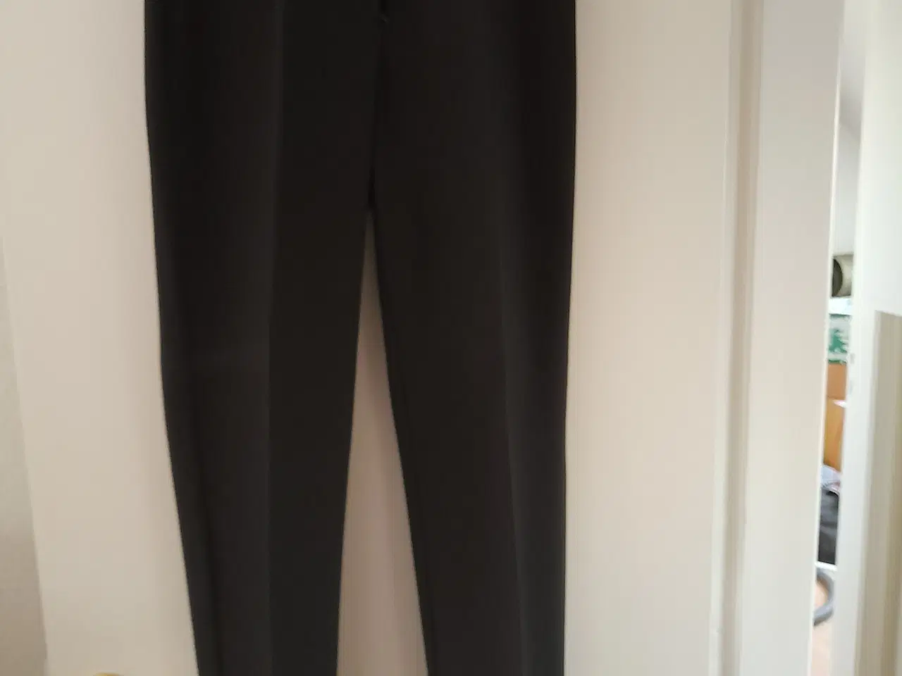Billede 2 - Elegante sorte bukser med stræk, størrelse 38