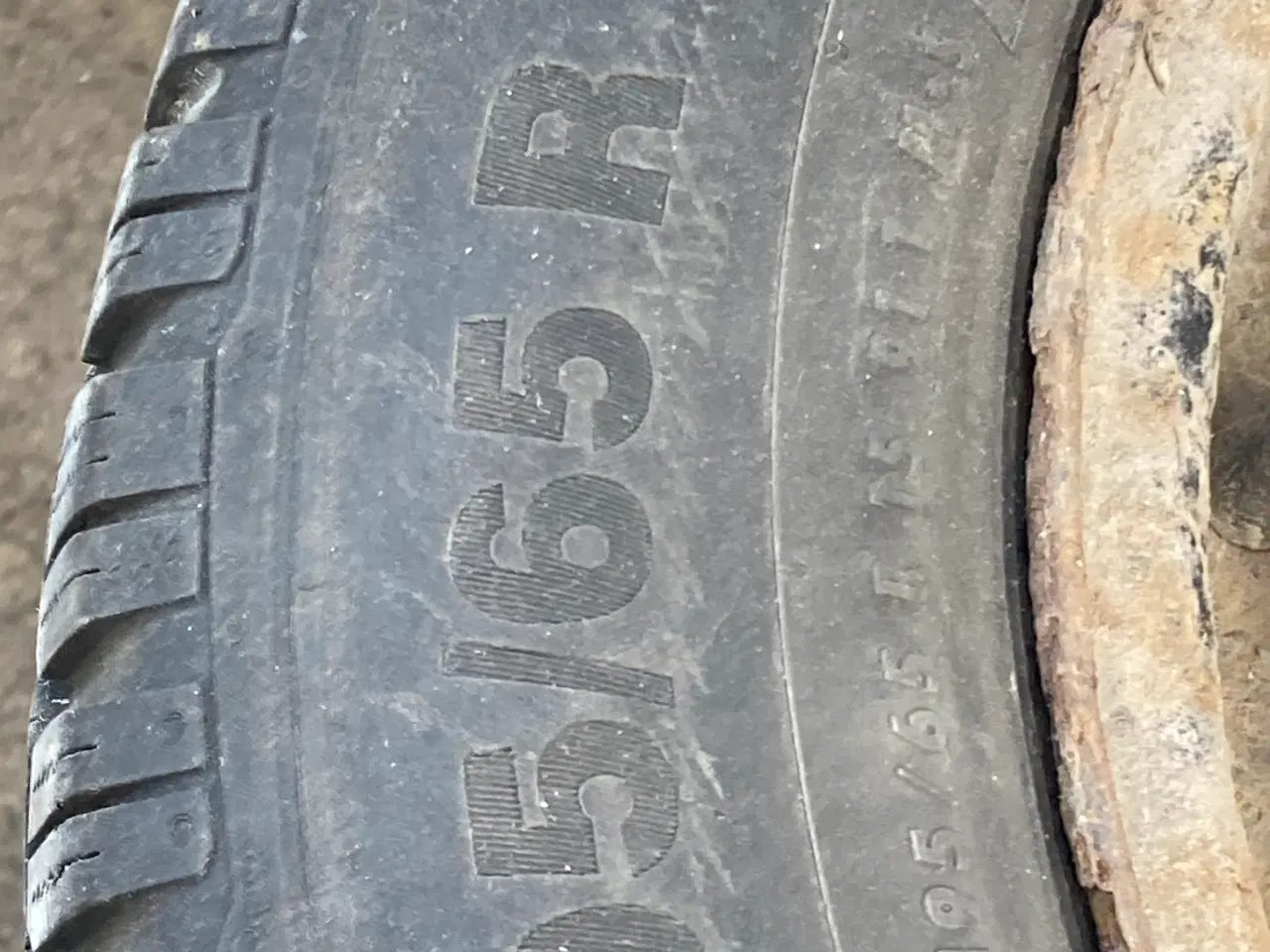 Billede 4 - Vinterdæk + reservehjul Skoda Oktavia + 2 stativer