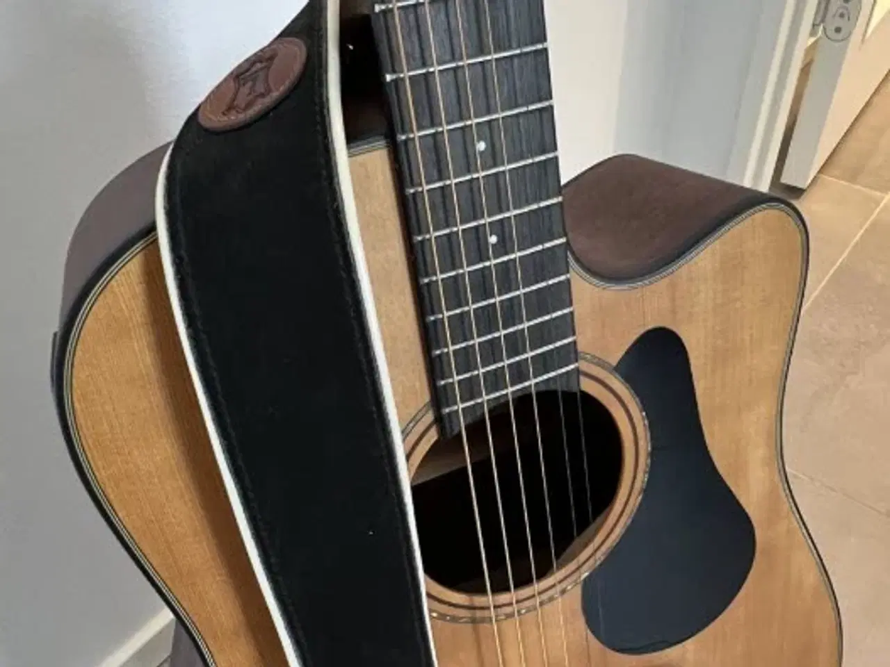 Billede 3 - Halvakustisk guitar Alvarez AD30CE med tilbehør