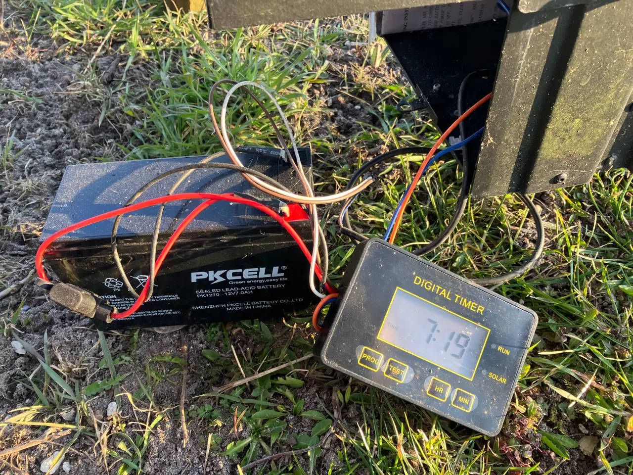 Billede 3 - FODERTØNDE MED HUNTCOM FODERAUTOMAT MED SOLCELLE