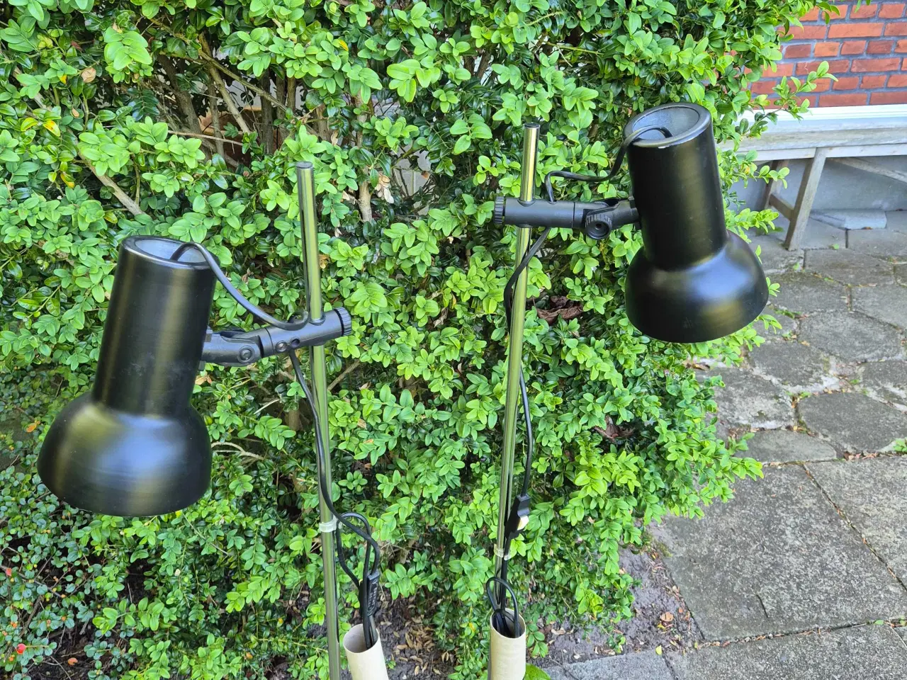 Billede 3 - To ens retrogulvlamper i sort