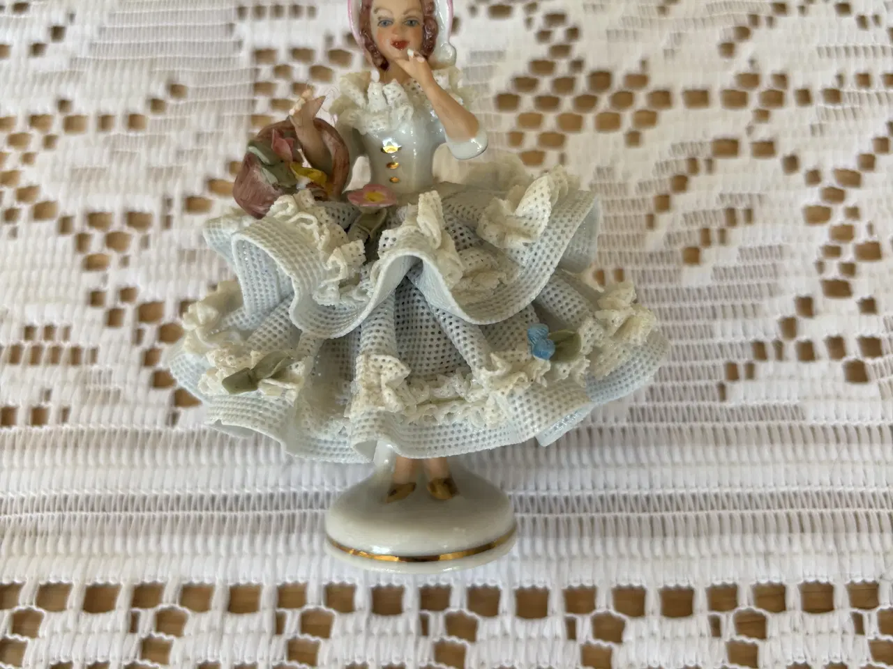 Billede 3 - Dame med kurv  måler 8 cm