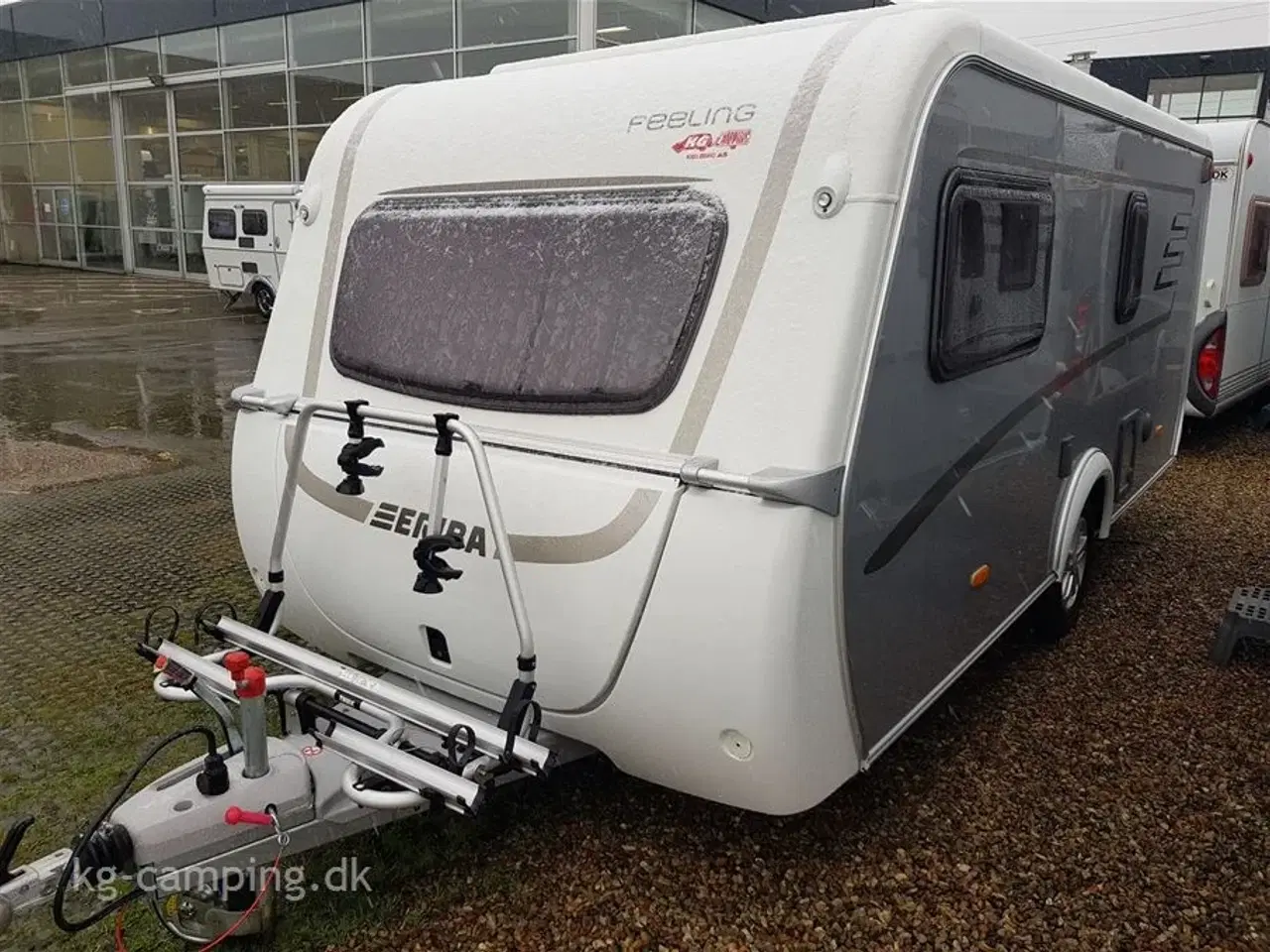 Billede 2 - 2021 - Eriba FEELING 425   Super velholdt hævetagsvogn med høj lasteevne og monteret med XT mover og Thule markise.