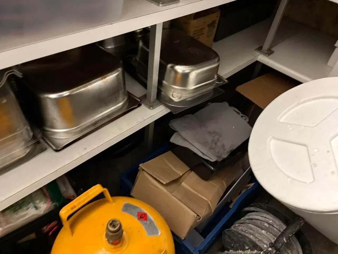 Billede 9 - Indhold i kælderrum af diverse emballage, gastrobakker, køkkenmaskiner, m.v.