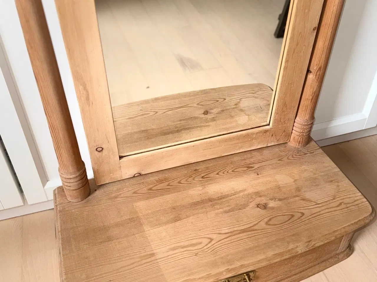 Billede 2 - Nordisk vintage sminkebord i fyrretræ med vippespe