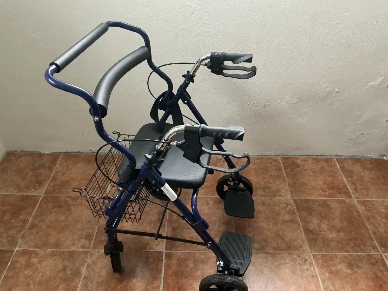 Billede 1 - Velholdt og næsten ny rollator