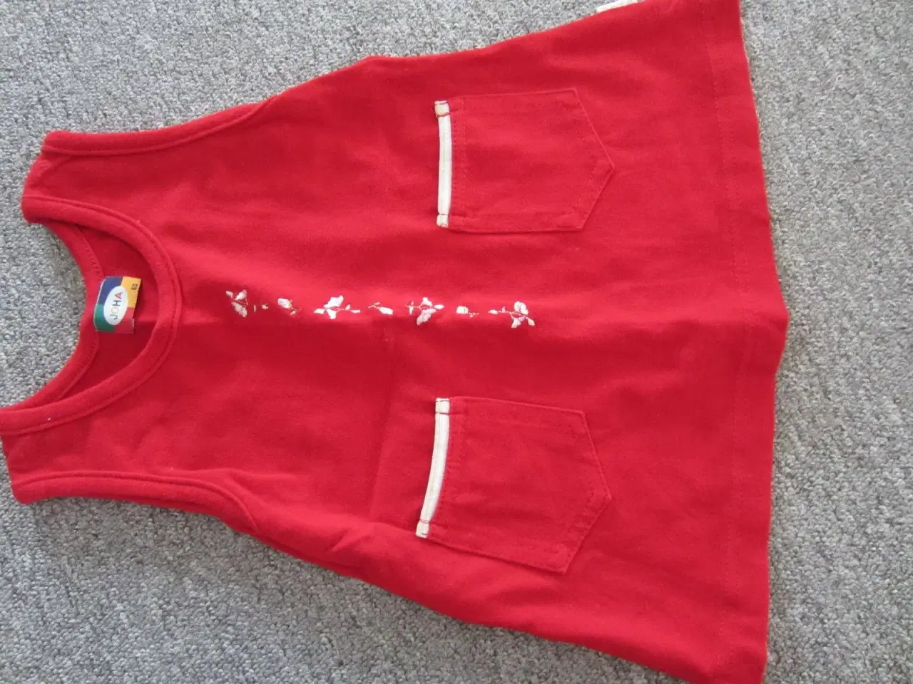 Billede 4 - Rød kjole og blomstret t-shirt str. 60