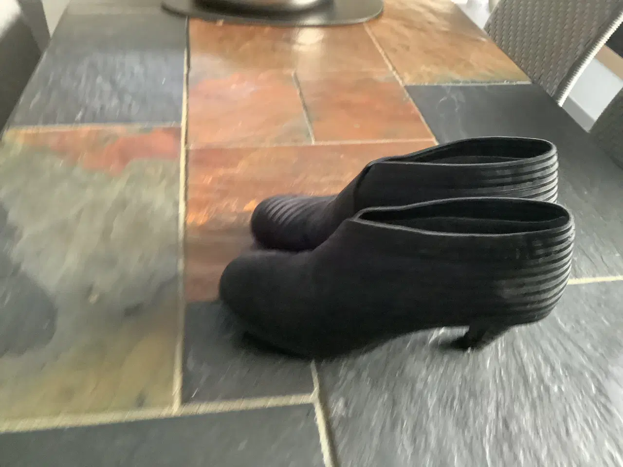 Billede 2 - Elegant ankel støvle på lille hæl - str. 39