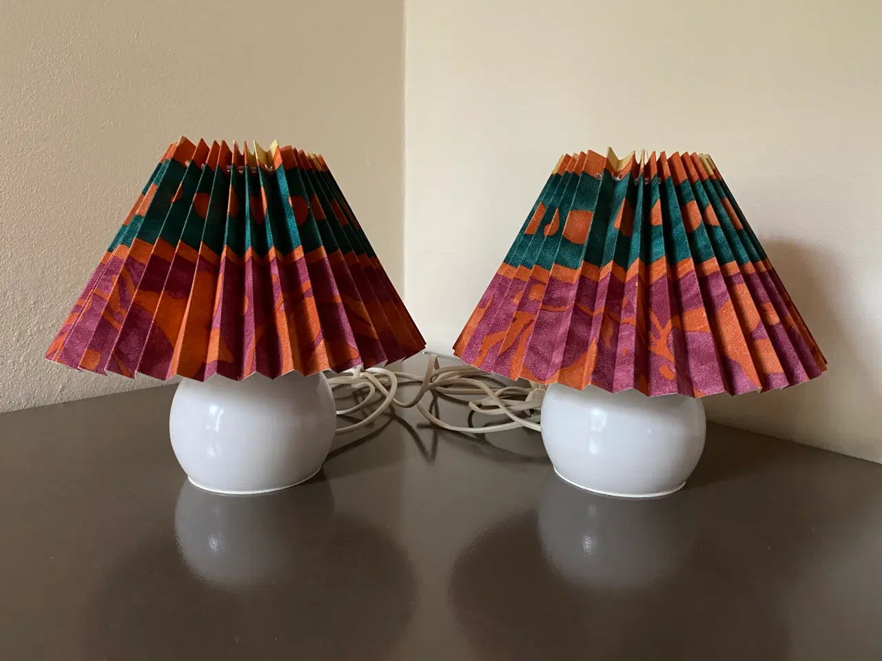 Billede 1 - 2 hvide bordlamper med mønstret skærm
