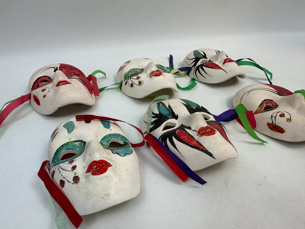 Billede 3 - 6 små masker i bemalet porcelæn