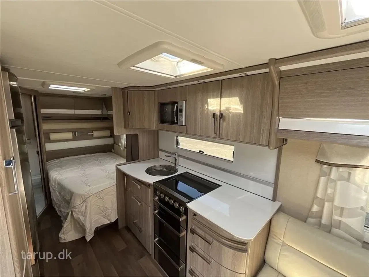 Billede 11 - 2015 - Kabe Royal 560 XL   Fastmonteret markise Thule 9200 4 meter, rundsiddegruppe i lyst skind, ALDE centralvarme, vandbåren gulvvarme, microbølgeovn, fransk dobbeltseng