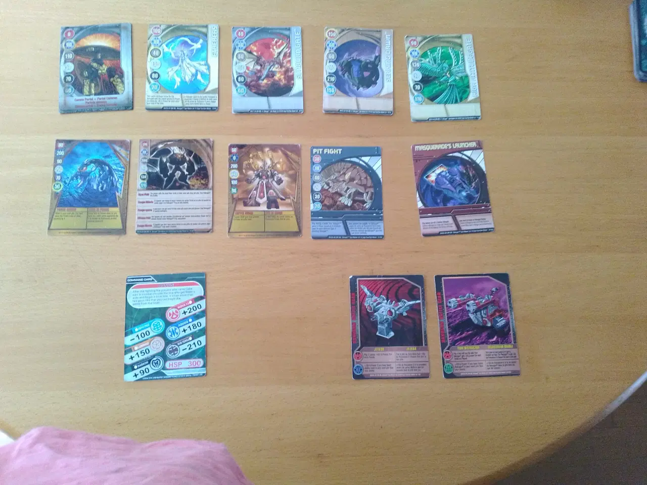 Billede 1 - Rødorange og blå bakugan kort
