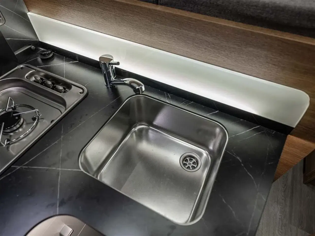 Billede 16 - 2026 - Benimar Mileo 263   Skandinavisk design og komfort året rundt