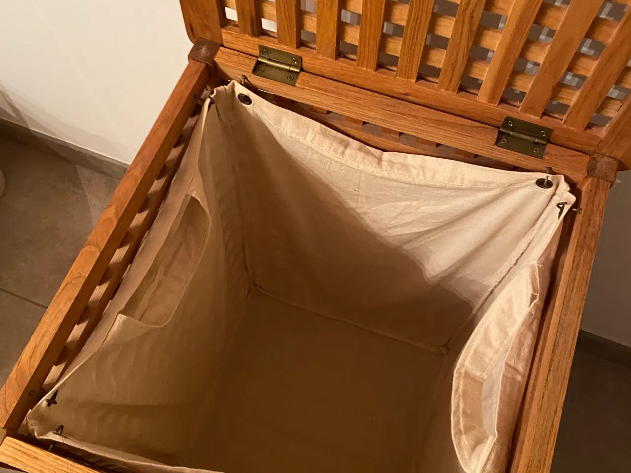 Billede 3 - Vasketøjskurv i teaktræ