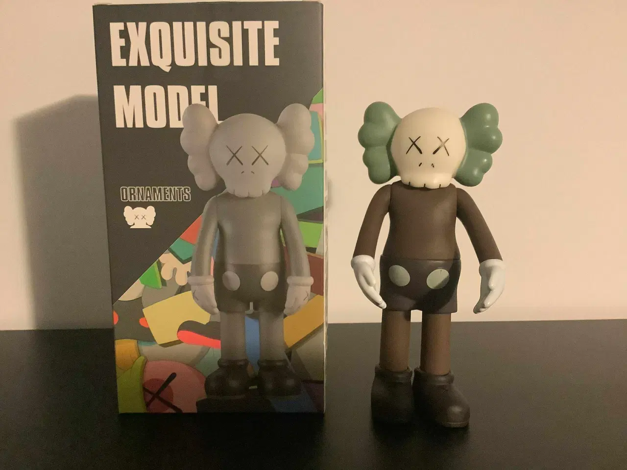 Billede 4 - KAWS Exquisite Model Figurine 18 cm Brun og Grøn