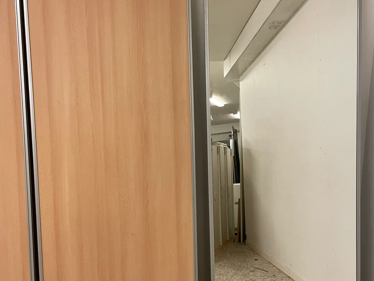 Billede 3 - Garderode skabe med Skydelåger