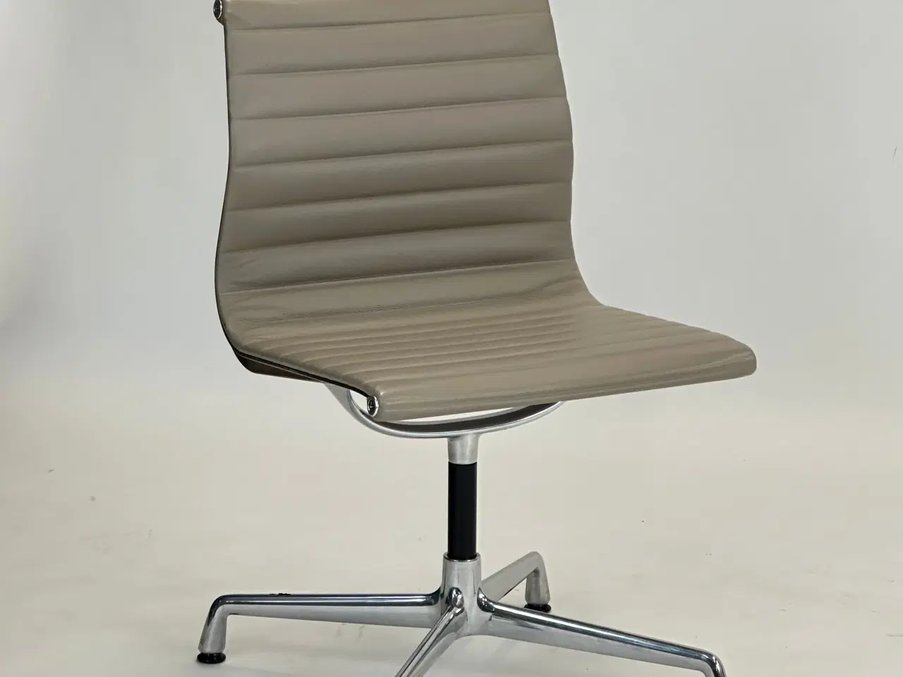 Billede 1 - Vitra EA 101 Mødestol