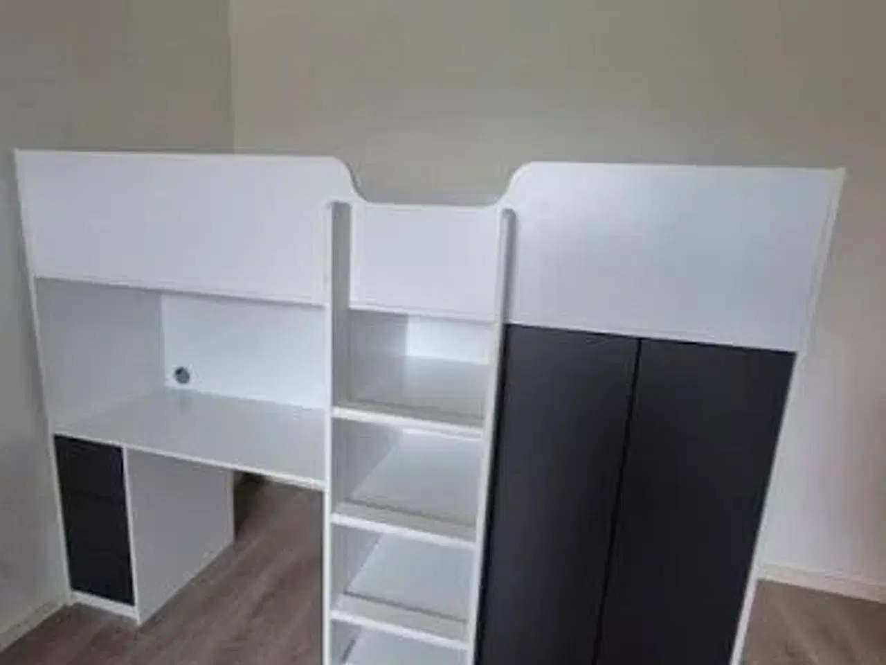 Billede 2 - Halvhøj seng med skrivebord, skab samt hule