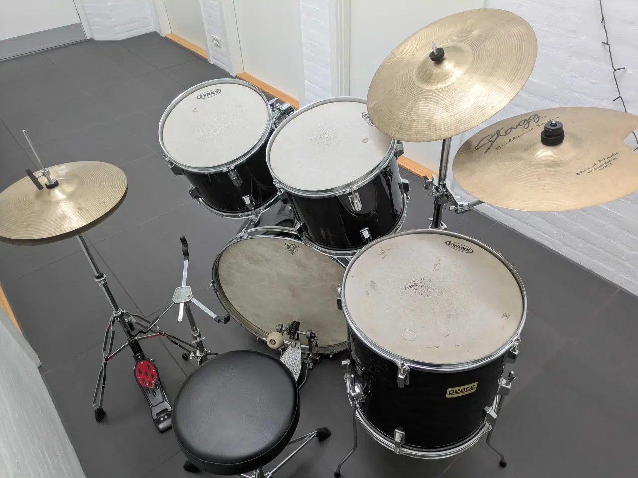 Billede 1 - Meget velholdt trommesæt med 2 bækkener