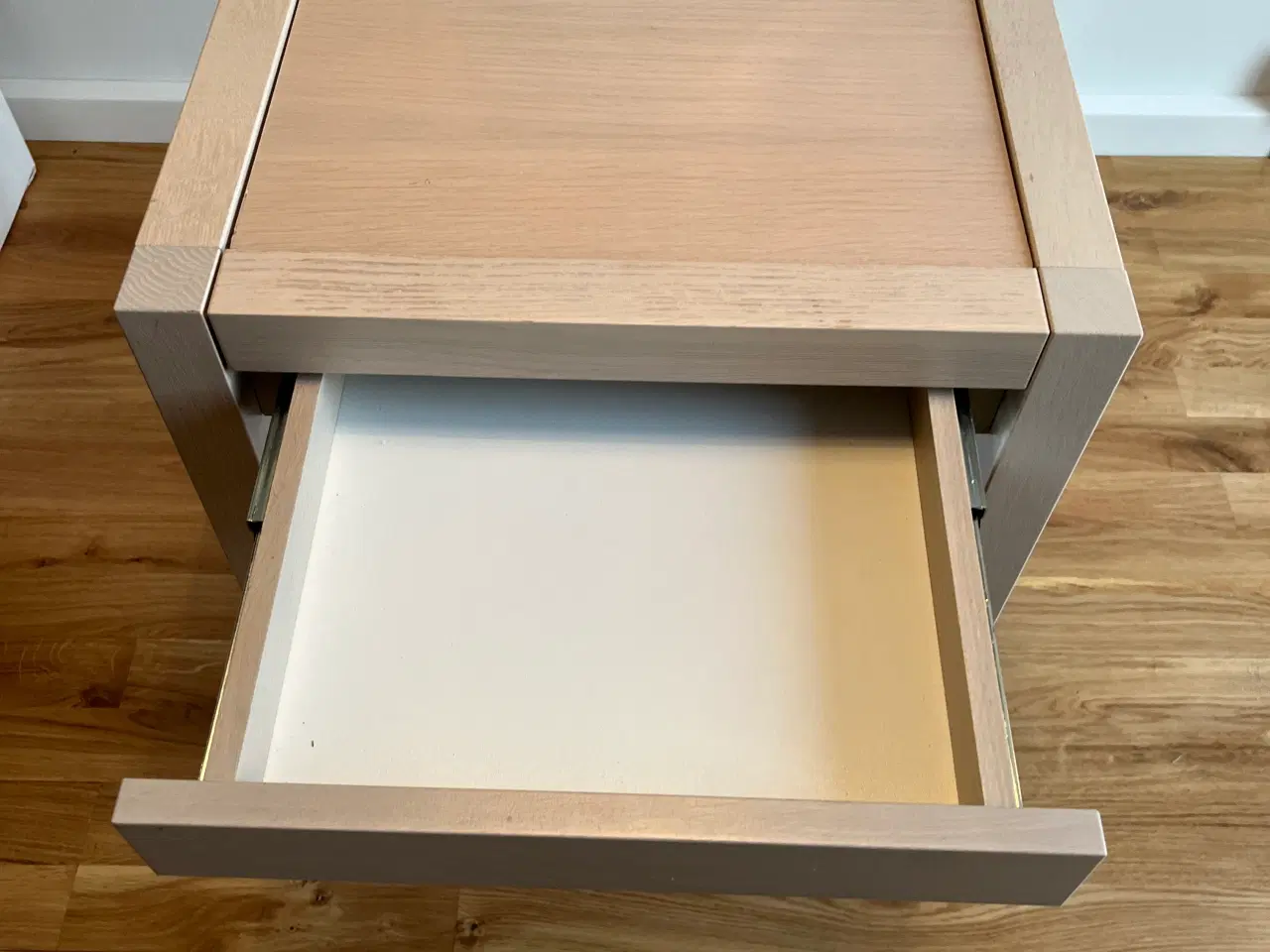 Billede 4 - Sengebord med skuffe