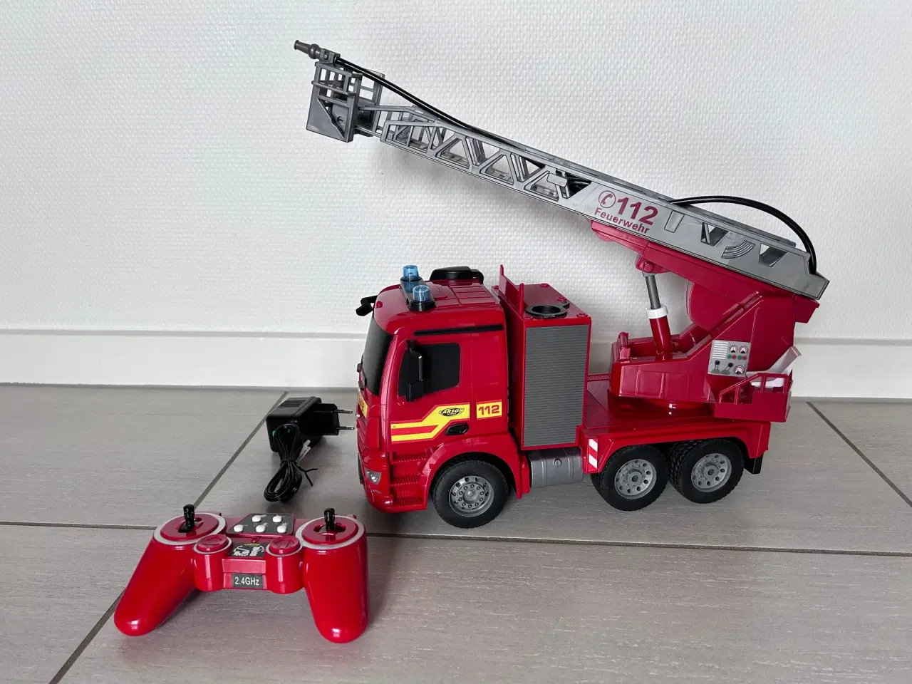 Billede 3 - Fjernstyret brandbil med vandfunktion, lys og lyd