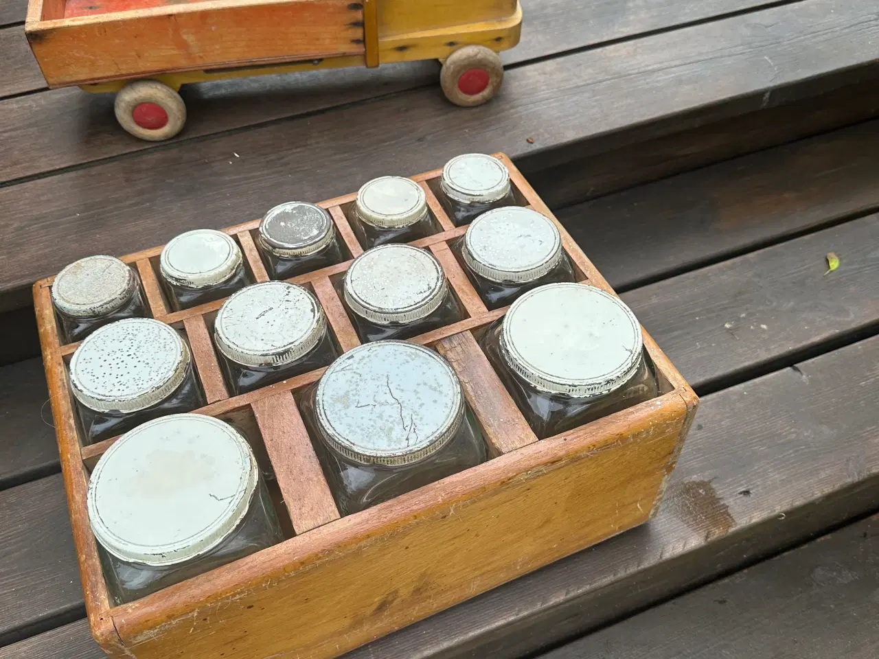 Billede 2 - Retro krydderihylde med 12 glas – vintage køkkenop