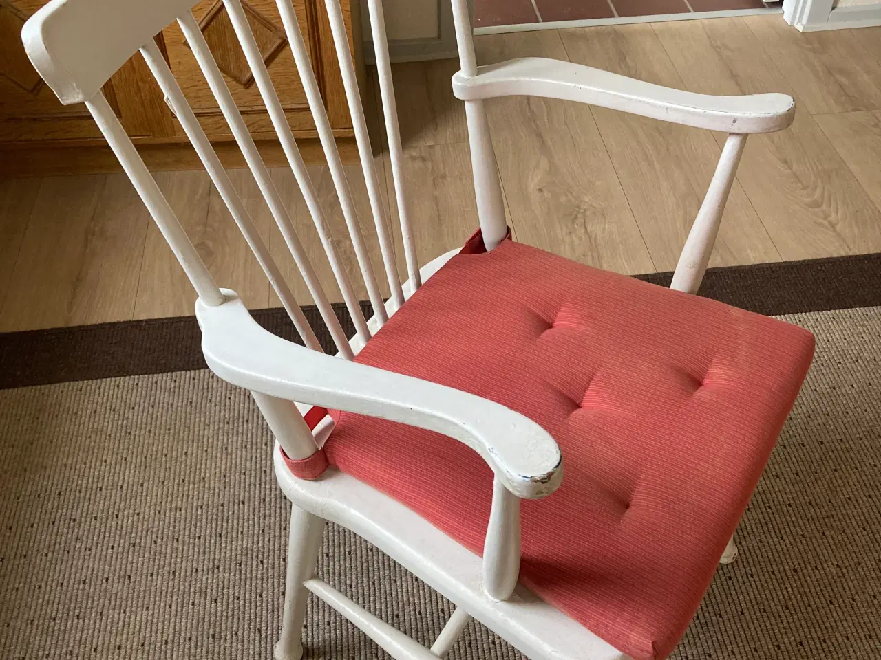 Billede 3 - Hvid træstol med armlæn