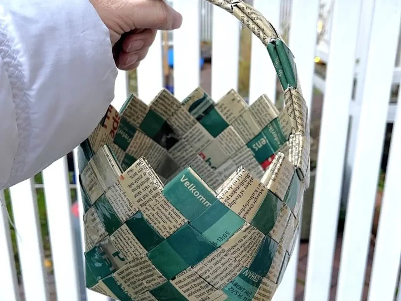 Billede 3 - Håndflettet kurv i avis og grøn farve.