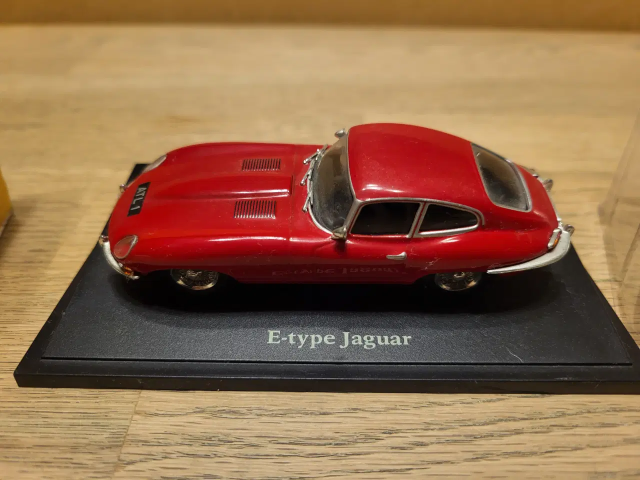Billede 1 - 2 stk. 1:43 E-Type Jaguar og Jeep Willys MB