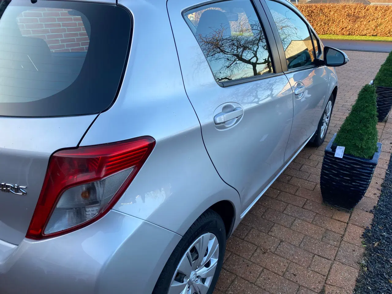 Billede 3 - Billig Yaris 1,3 5 dørs 2014 6 gears