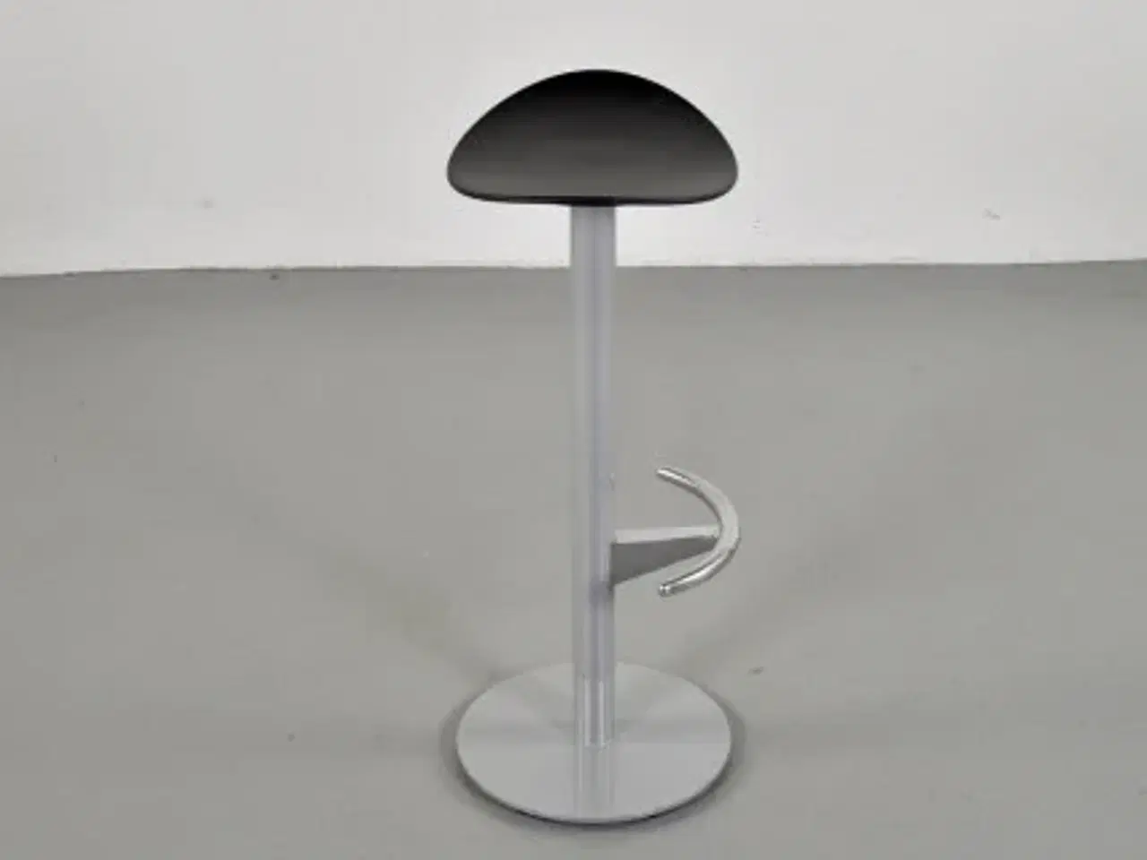 Billede 2 - Barstol med sort sæde, på grå fod