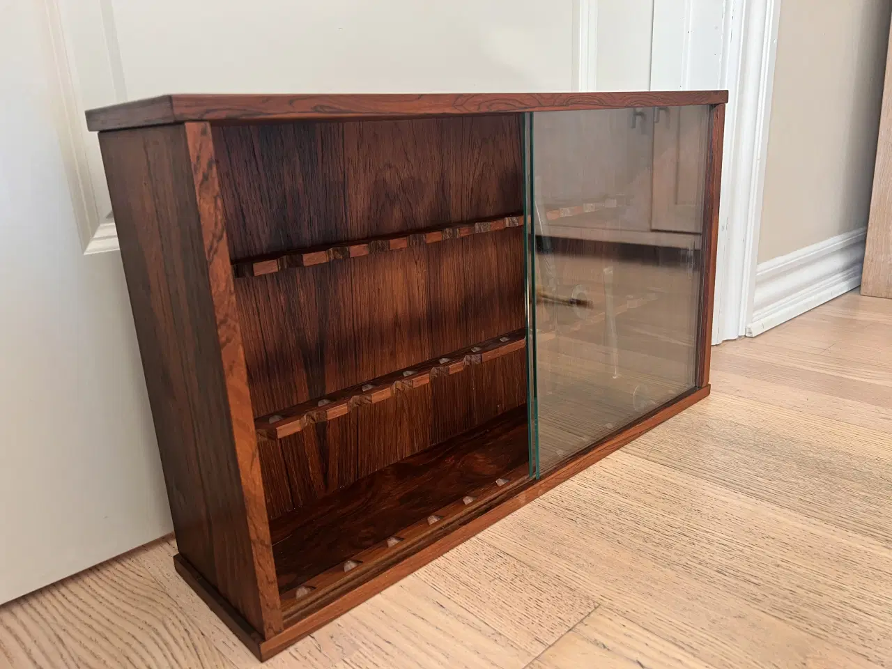 Billede 1 - Smukt gammelt palisander pibeskab 