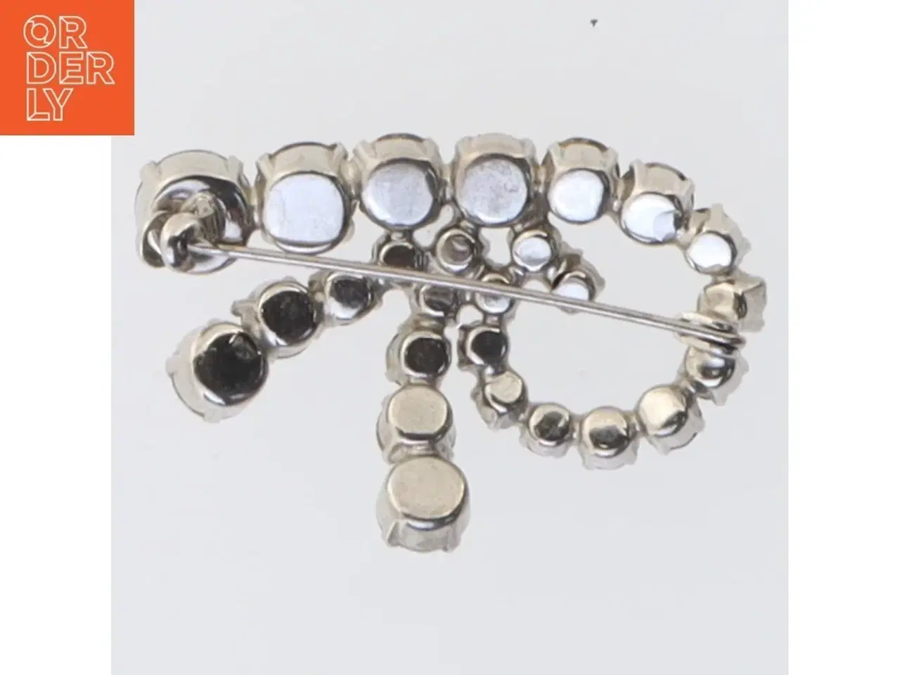Billede 2 - Sølvfarvet broche med sten (str. 4 cm)